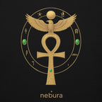 Detailansicht des Nebura Designs „Ankh des Horus“ mit ägyptischem Ankh- und Horus-Symbol