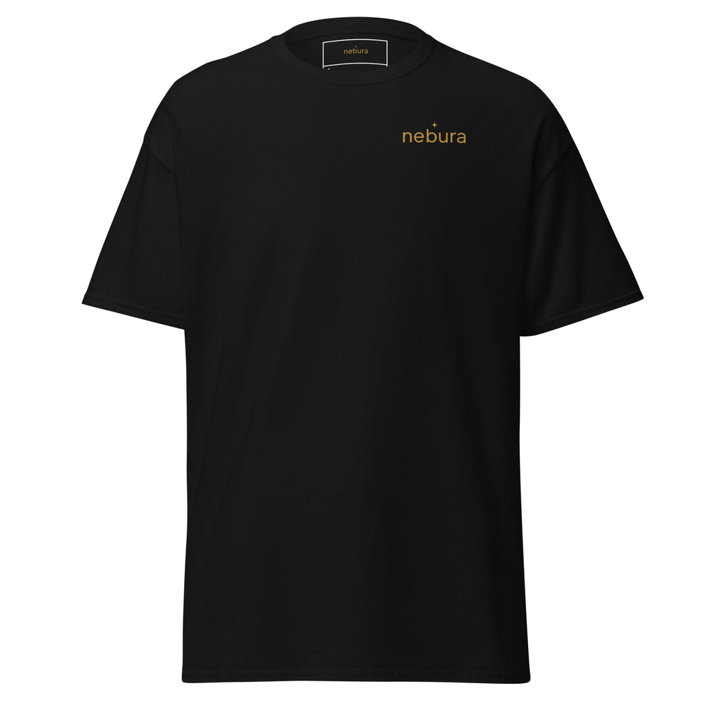 Nebura Classic T-Shirt in Schwarz – zeitloses, reduziertes Essential mit dezentem Nebura Schriftzug.