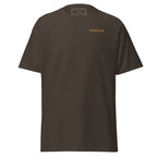 Nebura Classic T-Shirt in Dunkelbraun – ruhiges, zeitloses Design mit Nebura Signatur.