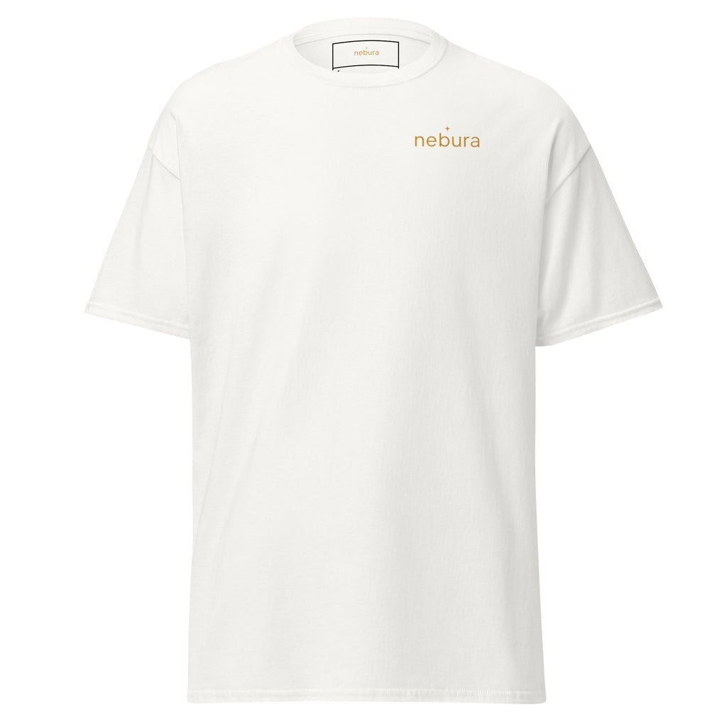 Nebura Classic T-Shirt in Weiß – zeitloses Essential mit reduziertem Nebura Schriftzug.