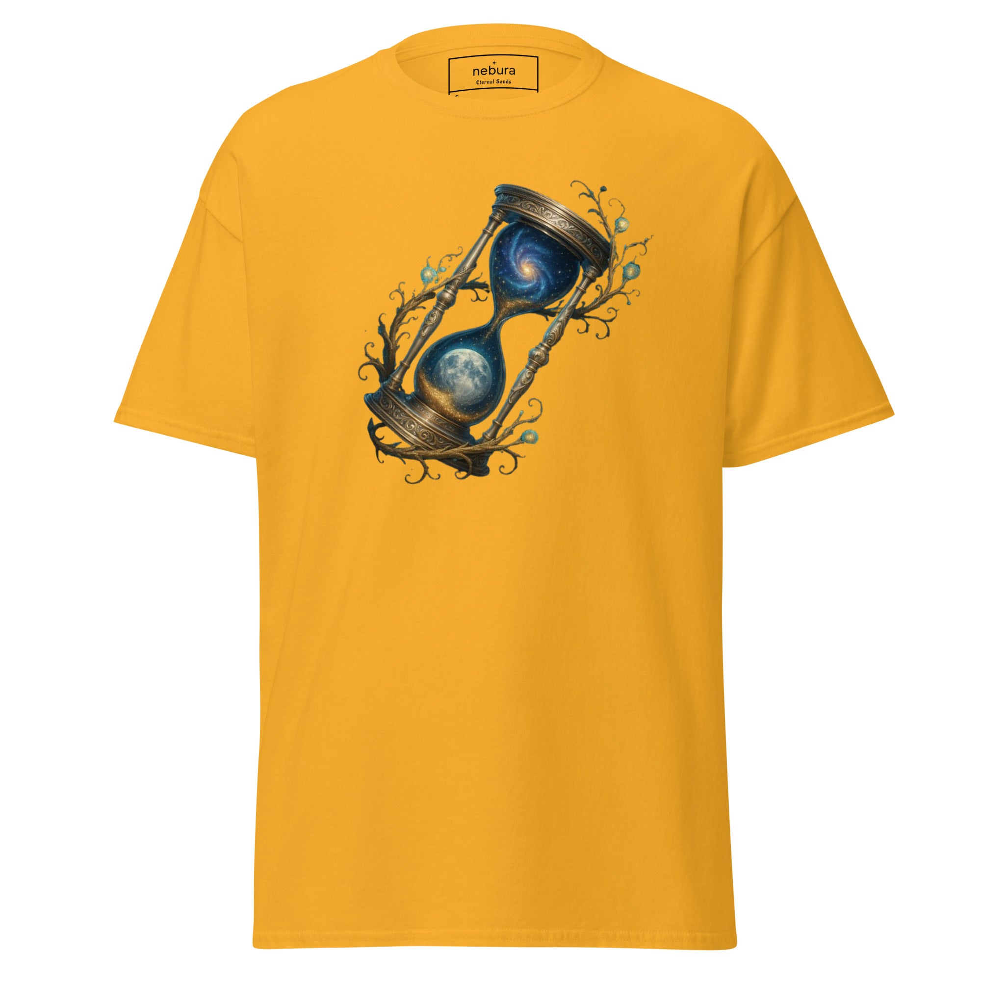 Goldfarbenes Nebura Shirt mit Eternal Sands Motiv auf der Vorderseite, warmes kosmisches Motiv über Zeit und innere Klarheit