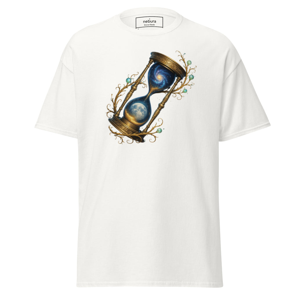 Weißes Nebura Shirt mit Eternal Sands Motiv auf der Vorderseite, ruhiges kosmisches Design über Zeit und Ewigkeit