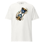 Weißes Nebura Shirt mit Eternal Sands Motiv auf der Vorderseite, ruhiges kosmisches Design über Zeit und Ewigkeit
