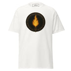 Weißes Nebura Shirt mit Flame of Rebirth Motiv auf der Vorderseite, ruhiges Feuermotiv über Wandel und innere Erneuerung