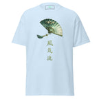 Nebura Jadehauch T-Shirt hellblau mit japanischem Fächer-Motiv und vertikaler Schrift auf der Frontseite