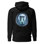 Torii Tor im Vollmond mit Nebel und leuchtenden Schriftzeichen auf schwarzem Hoodie