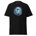 Torii-Tor im Vollmond mit Nebel und leuchtenden Schriftzeichen als Frontprint auf schwarzem T-Shirt