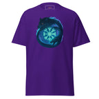 Lila Nebura Shirt mit Schicksalsbund Motiv auf der Vorderseite, nordisch inspiriertes Symbol für Gleichgewicht und Schicksal