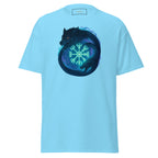 Hellblaues Nebura Shirt mit Schicksalsbund Motiv auf der Vorderseite, ruhiges nordisches Design mit symbolischer Tiefe