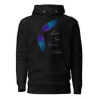 Schwarzer Nebura Hoodie mit Traumfeder Motiv auf der Vorderseite, spirituelles Federdesign in ruhigem, poetischem Stil