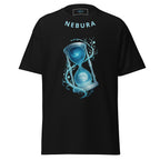 Schwarzes Nebura Shirt mit Zeitglas Motiv auf der Vorderseite, stilles Symbol für Zeit, Klarheit und ruhige Bewegung